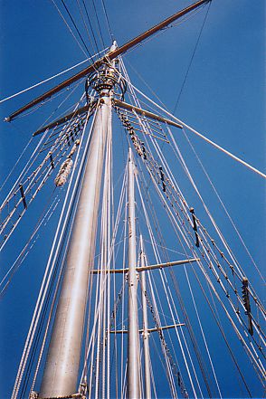 Picture of the foremast of a tall ship with the upper yard