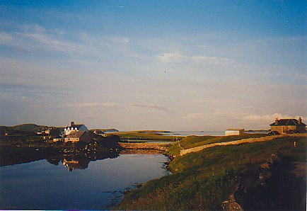 Picture of few houses next to the sea in the evening sun