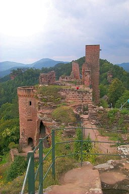 A view over the castle from Altdahn