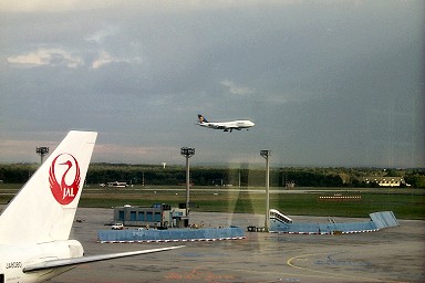 Plane approaching the runway to land