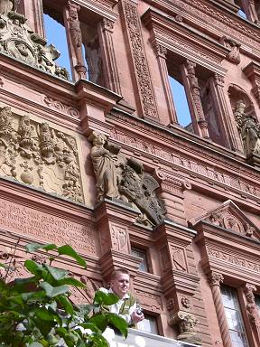 Armin in front of the remains of a beautiful facade...