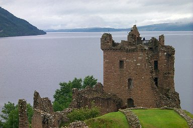 Picture of the tower of Urquhart Castle with Loch Ness in the background