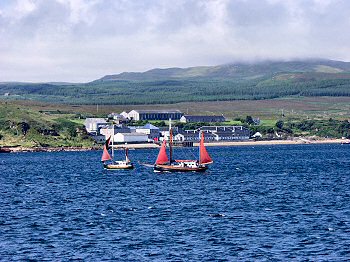 Picture of Bunnahabhain distillery with two boats in front of it