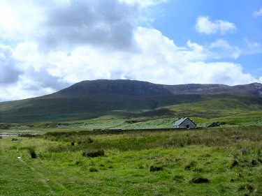 Picture of the bothy at Proaig, Beinn Bheigier in the background