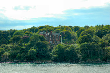 Picture of a big old house high above the shore