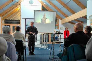 Picture of a presenter, the round church of Bowmore on the overhead