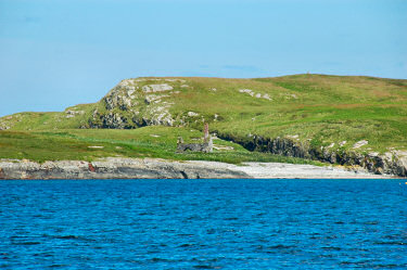 Picture of the ruins of a chapel on a small island