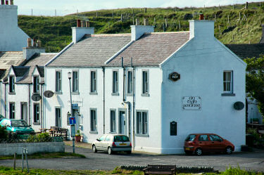 Picture of a house with a pub called 'an tigh seinnse'