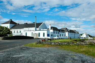 Picture of Bruichladdich distillery on Islay