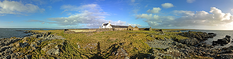Picture of a panoramic view over a farm on a shore which will be converted to a distillery (Gartbreck Farm at Loch Indaal, Isle of Islay)